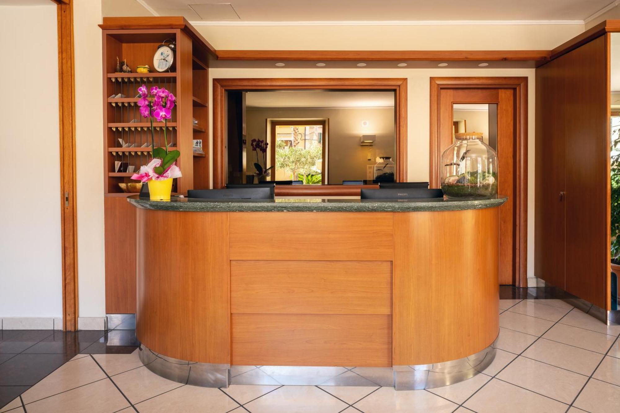 Hotel Careni Villa Italia Finale Ligure Bagian luar foto